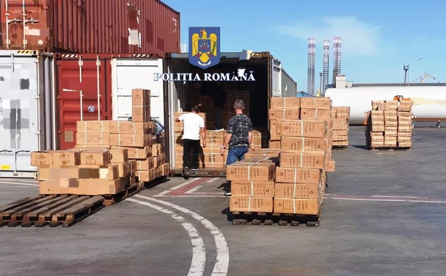 Pantofi sport contrafăcuți, în valoare de peste un million de lei, ridicați de polițiștii din cadrul Serviciului de Investigare a Criminalității Economico – Financiare Constanța