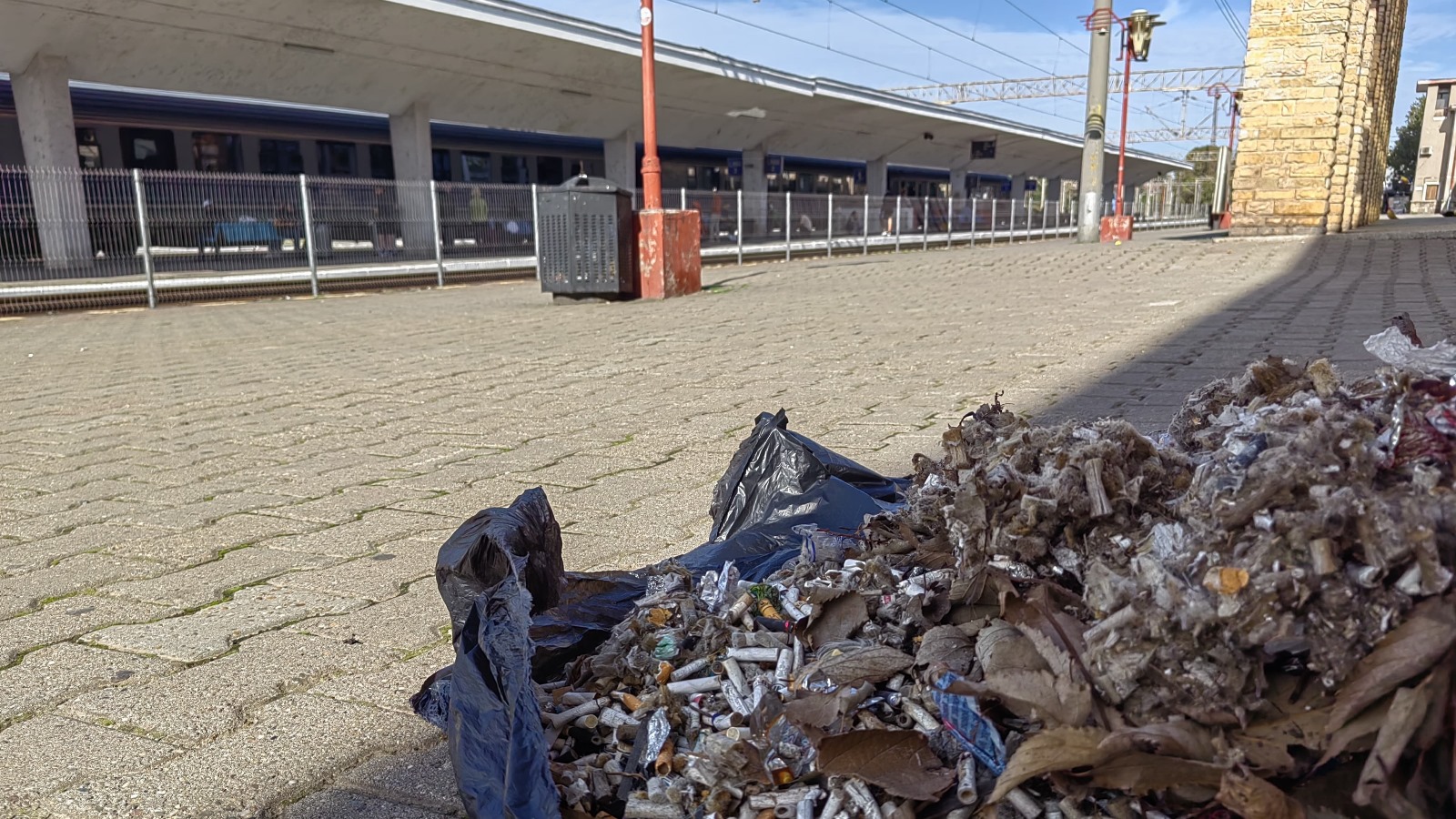 Sute de chiștoace au fost adunate într-o singură oră de pe peronul Gării din Constanța