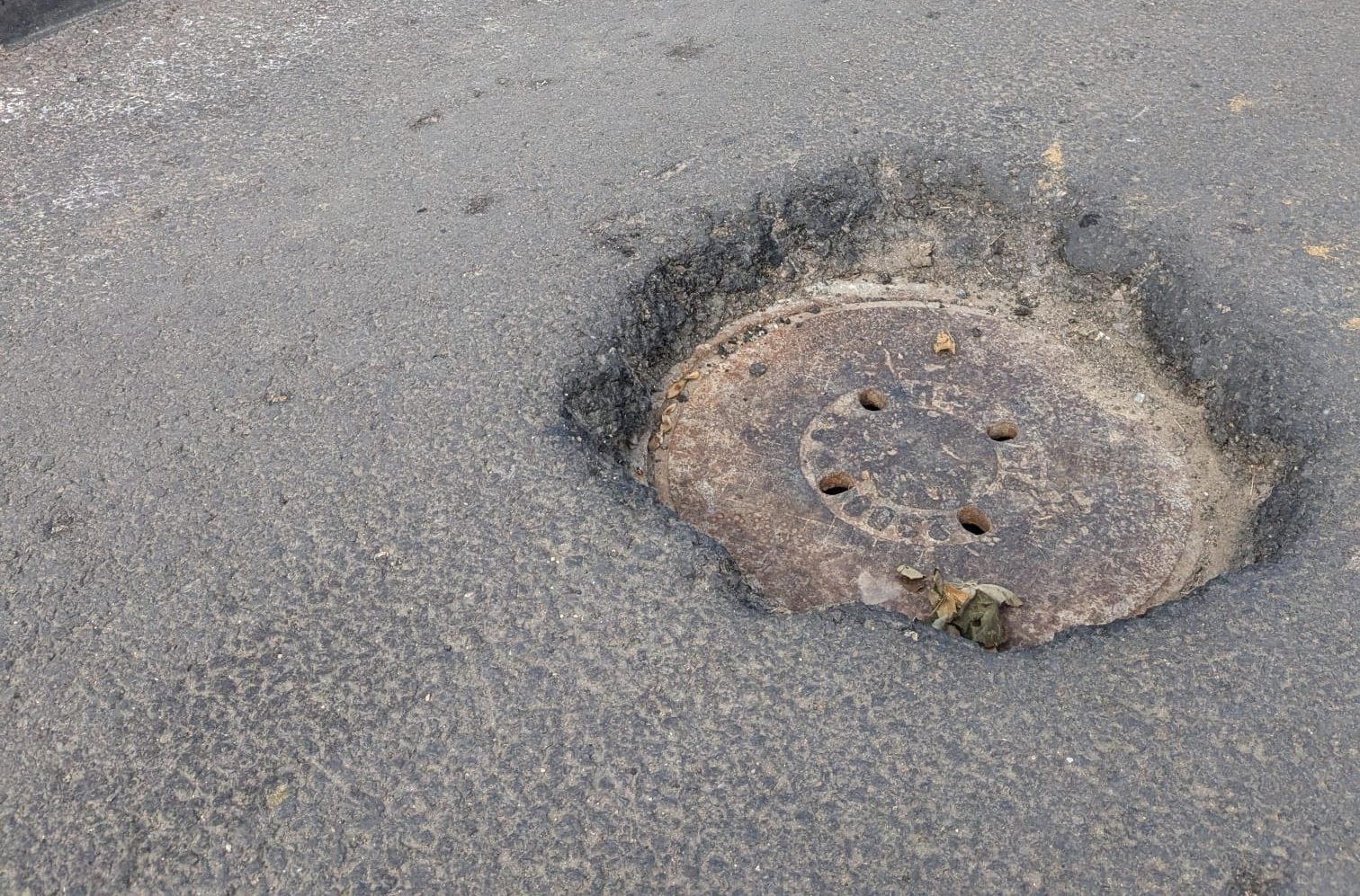 Gurile de canalizare din Constanța, neaduse la nivel, provoacă nemulțumiri în rândul șoferilor, fiind vorba de zone recent asfaltate din oraș