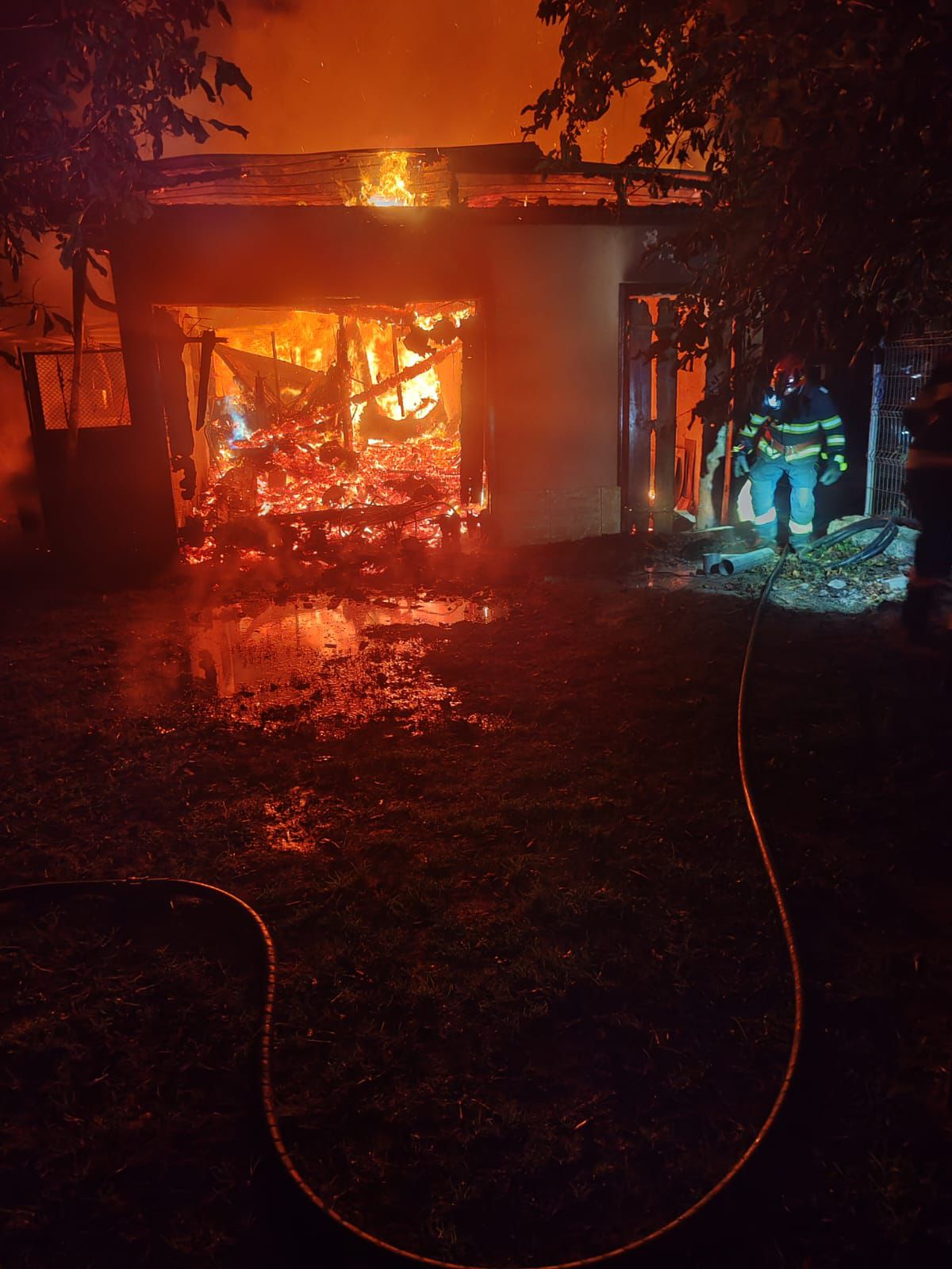 Pompierii tulceni au intervenit în cursul nopții, la stingerea unui incendiu produs la o gospodărie din localitatea Grindu