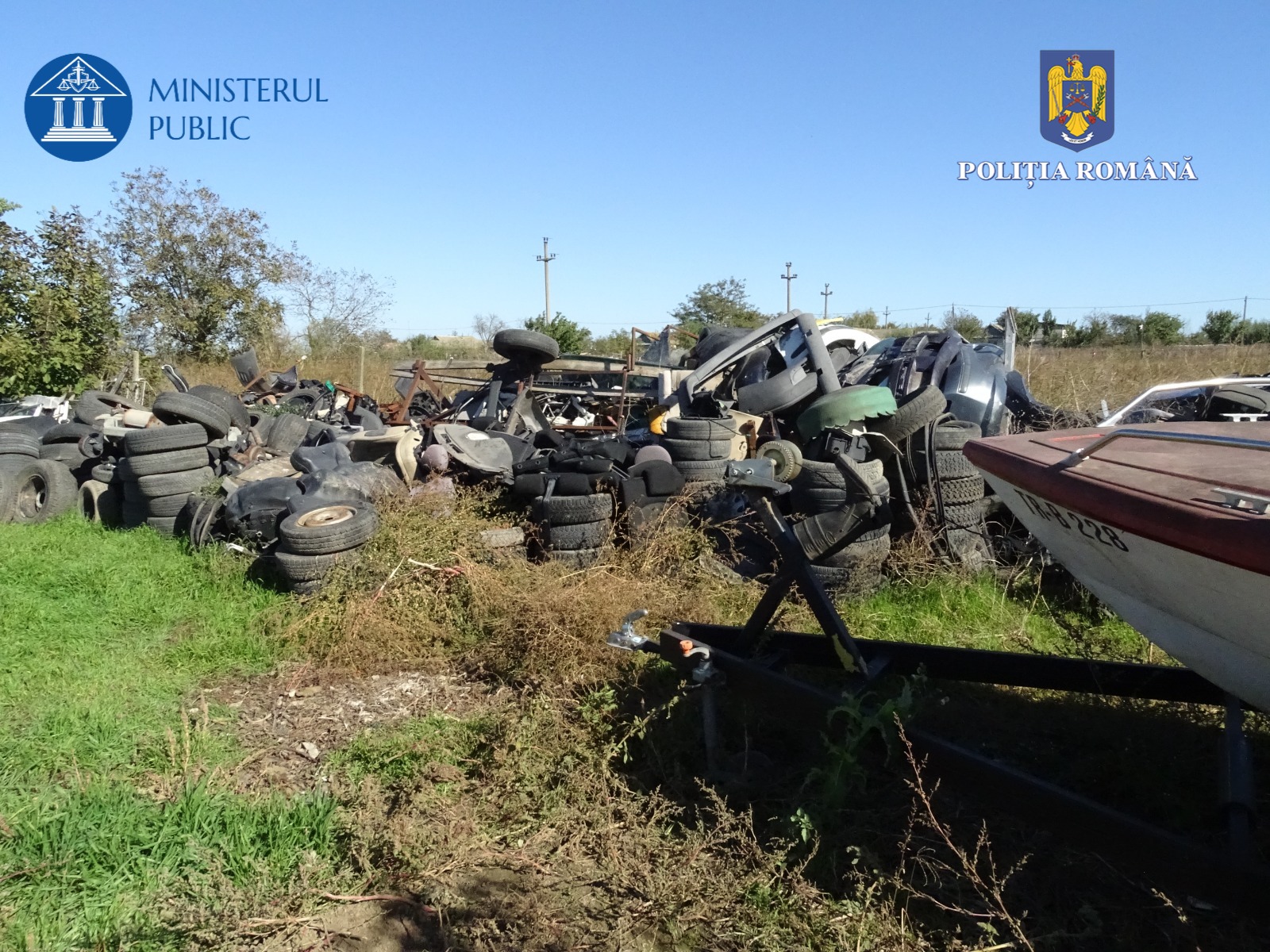 FOTO | TULCEA: Mașini vechi, bărci și tone de deșeuri, găsite de polițiști la perchezițiile într-un dosar de evaziune și poluare
