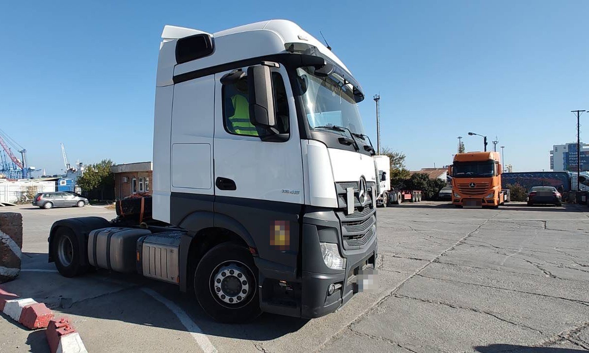 Camion cu numere de înmatriculare false, căutat în Polonia, descoperit în Portul Constanța
