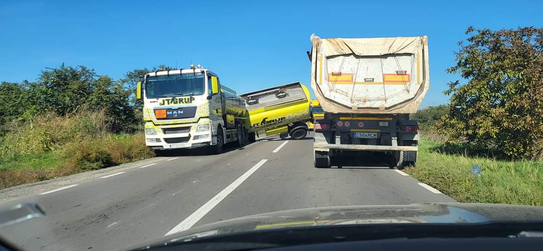 Accident pe centura OVIDIU: O cisternă plină cu combustibil s-a răsturnat