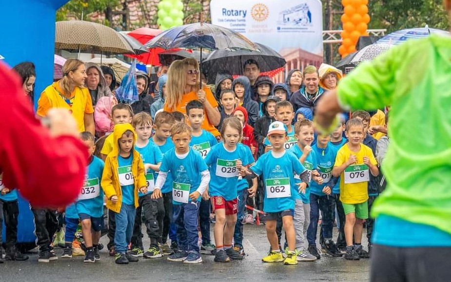 FOTO | Clubul Rotary Cetatea Tomis a reunit aproximativ 200 de participanţi la Crosul Copiilor