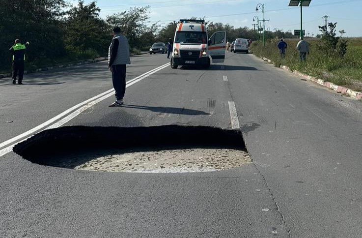 UPDATE | NĂVODARI: Traficul spre Lumina este în continuare blocat, din cauza surpării asfaltului