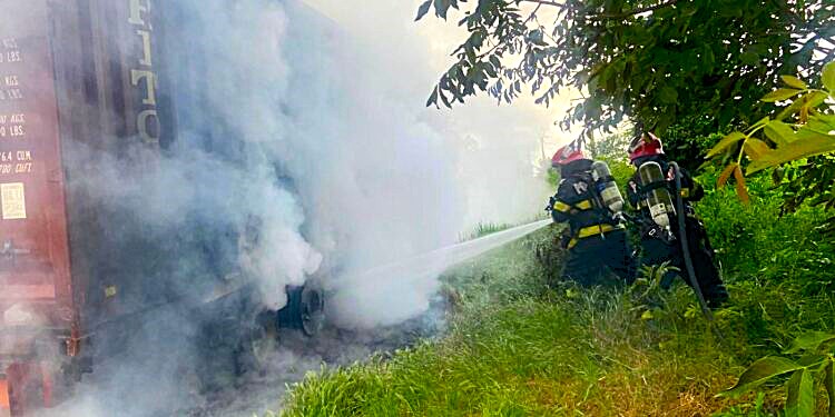 TULCEA: Un TIR a luat foc pe DN 22. Traficul rutier este oprit spre Isaccea