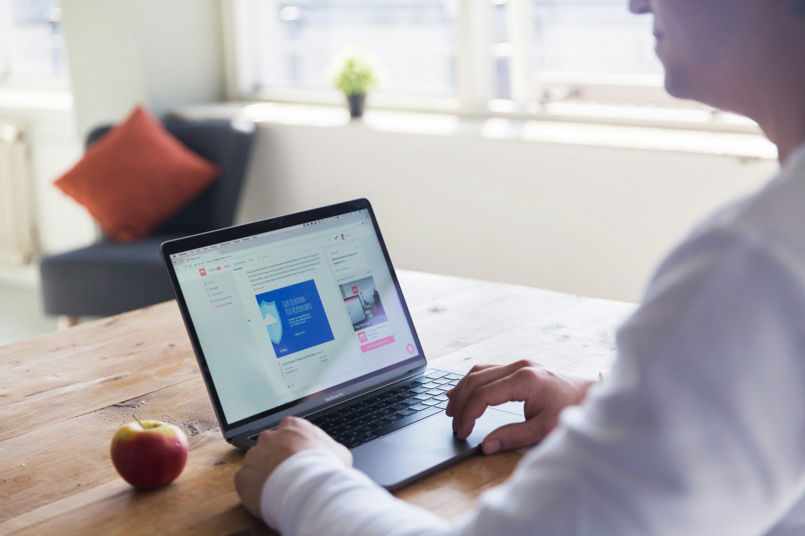 laptop, online, aplicare job - foto - unsplash