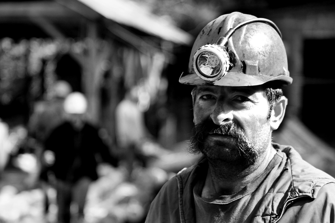 Sindicaliștii și pensionarii din minerit, energie și siderurgie protestează în fața Guvernului