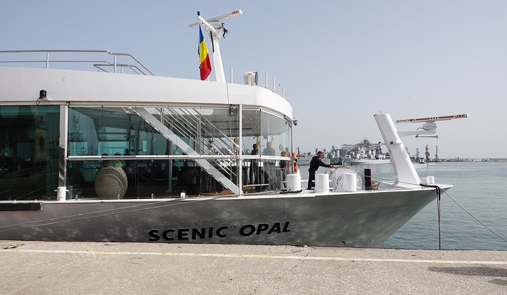 Nava fluvială Scenic Opal, schimb de pasageri în Portul Constanța