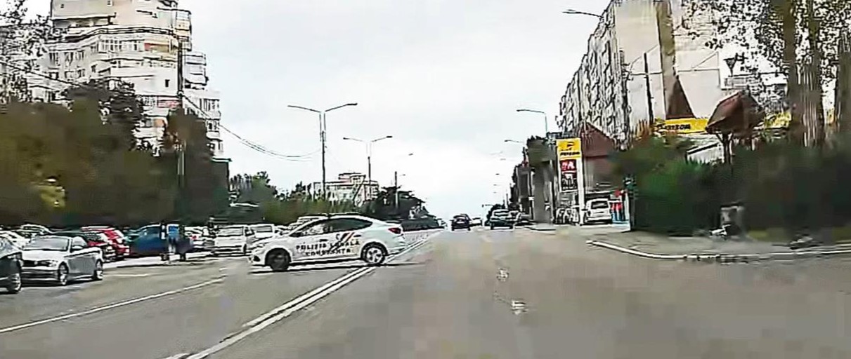 VIDEO | Mașină a Poliției Locale surprinsă în timp ce virează peste linia dublă continuă