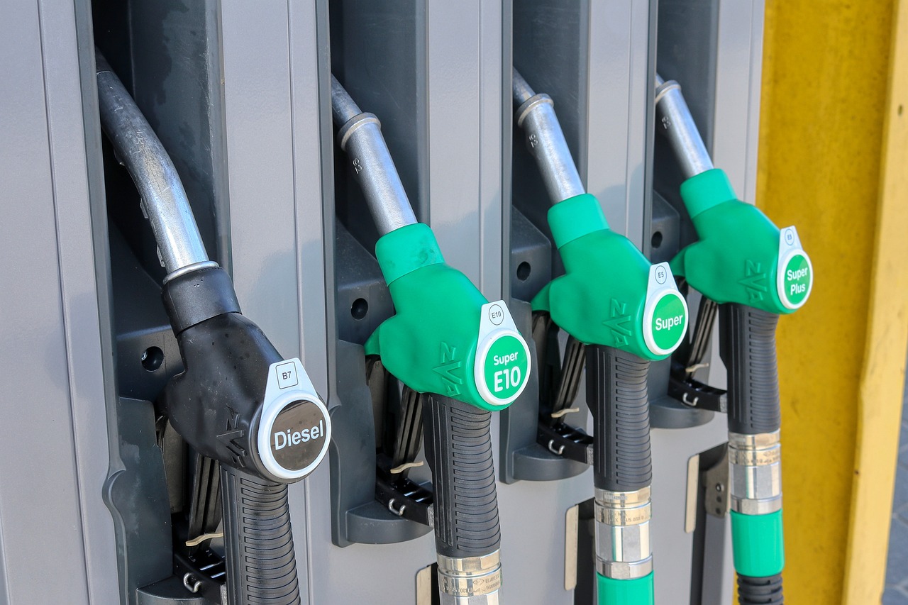 Benzina și motorina s-au scumpit comparativ cu luna trecută