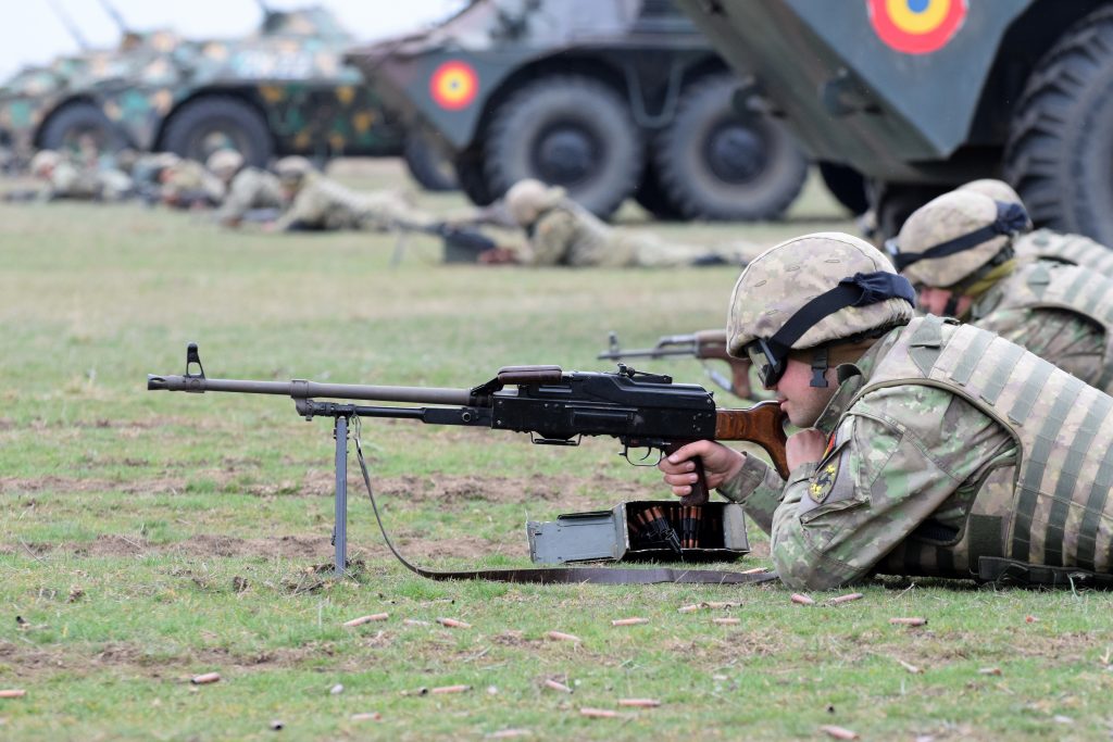 TULCEA: Exerciţii militare cu muniţie de război în Poligonul din Babadag; trafic restricţionat pe un drum judeţean
