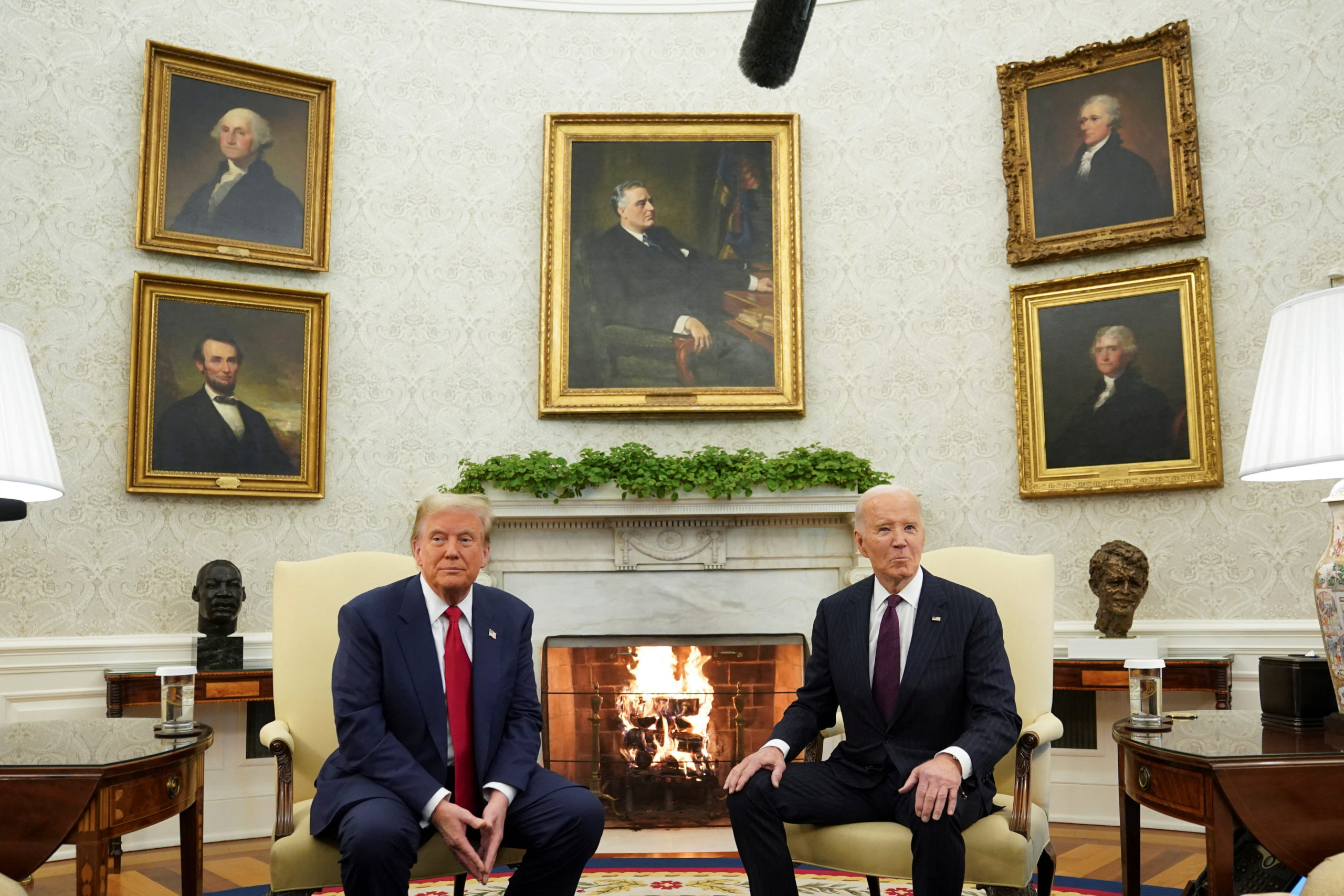 Donald Trump a fost primit de Joe Biden la Casa Albă pentru a discuta despre transferul de putere