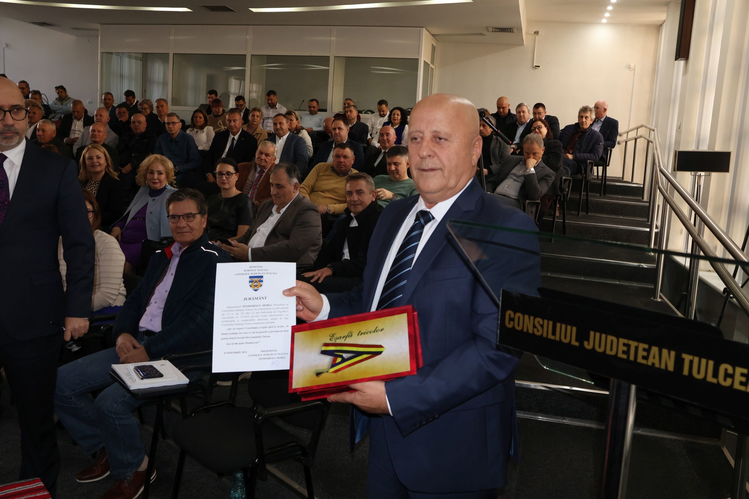 Președintele Consiliului Județean Tulcea, Horia Teodorescu, și consilierii județeni au depus jurământul