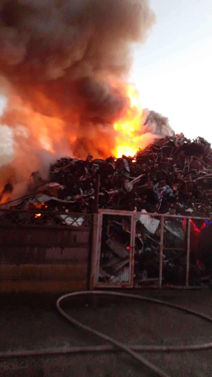 Un mesaj RO-ALERT a fost emis în urma unui incendiu izbucnit la un centru de colectare fier vechi din incinta Portului Murfatlar