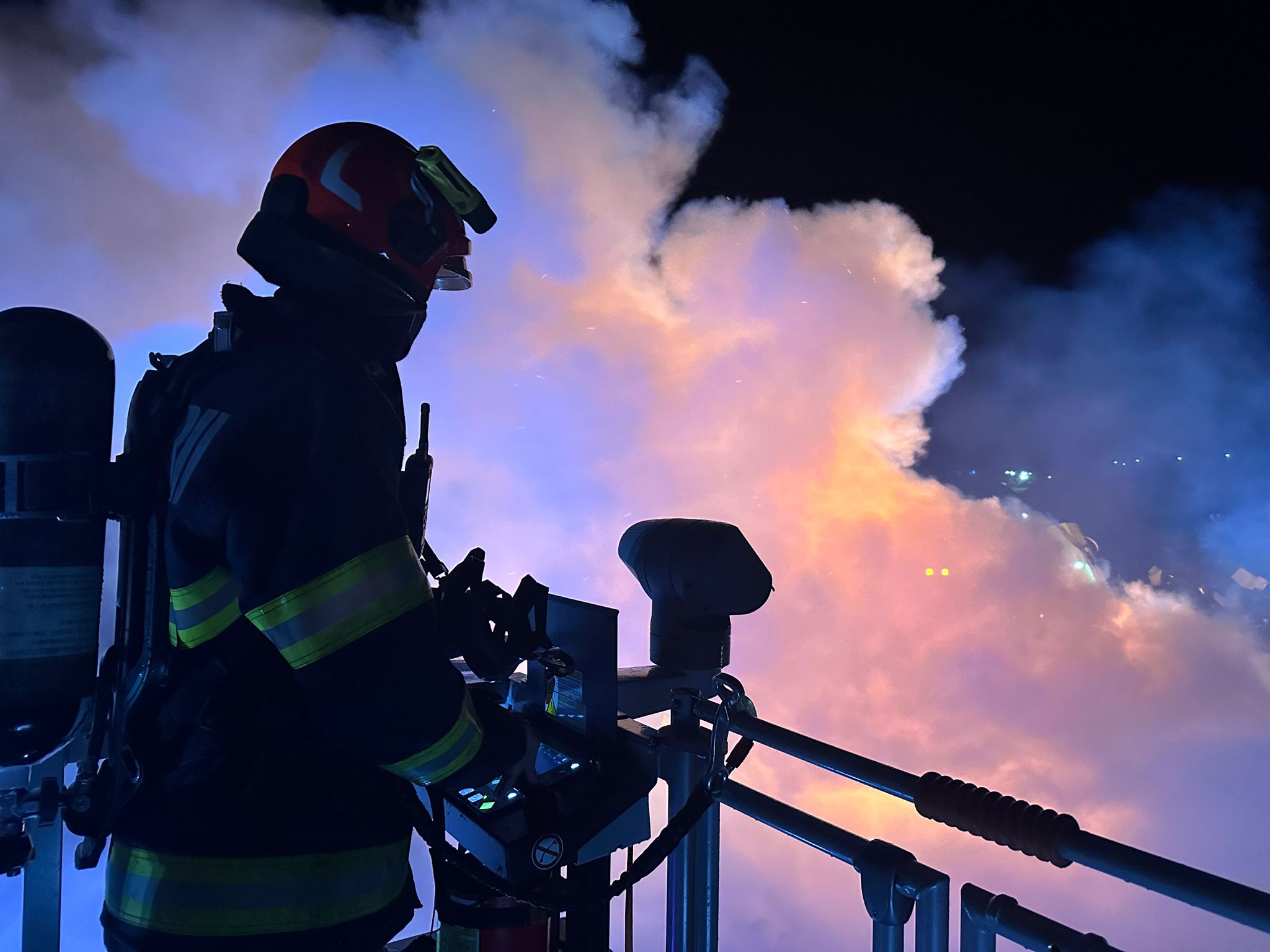 FOTO: Incendiul uriaș din Portul Murfatlar a fost stins. Au ars 300 de tone de deșeuri metalice, plastice și textile