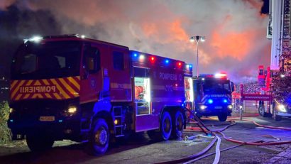 Explozie urmată de incendiu într-un bloc de locuinţe din Zalău; a fost activat Planul Roşu