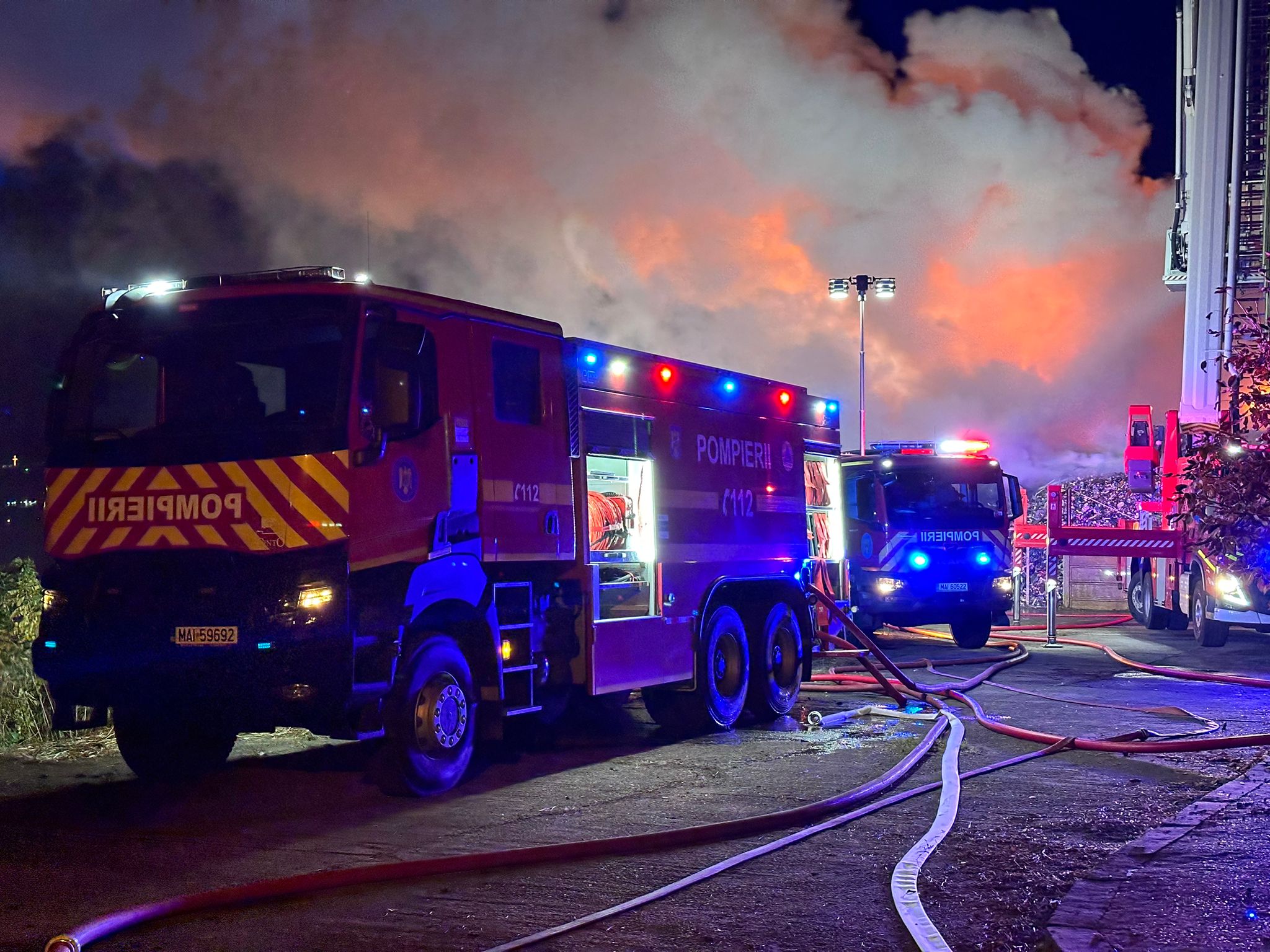 Explozie urmată de incendiu într-un bloc de locuinţe din Zalău; a fost activat Planul Roşu