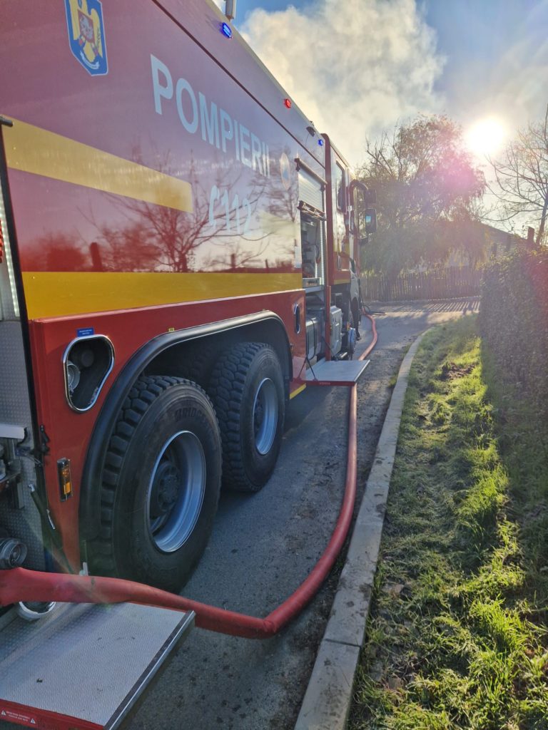 masina pompieri, incendiu, foc - foto - ISU Tulcea