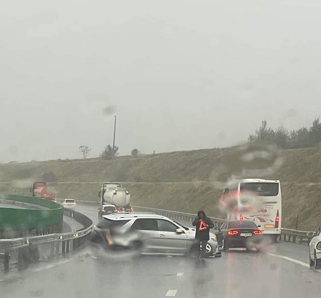 O femeie și un copil, implicați într-un accident pe Autostrada A2