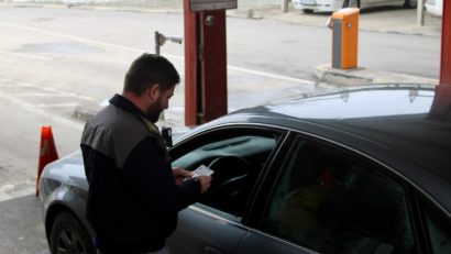Un cetățean român care a prezentat pentru control un certificat de înmatriculare fals, oprit de polițiștii de frontieră la Punctul de la Ostrov