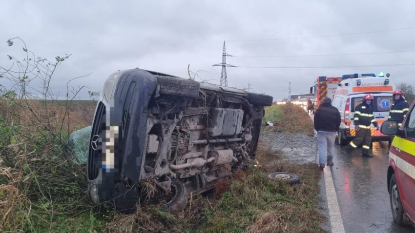 OVIDIU: Accident rutier cu victime multiple între un microbuz de transport persoane și un autoturism
