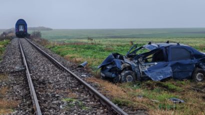 FOTO | Accident feroviar la Târgușor. O mașină a fost lovită de tren și proiectată pe câmp