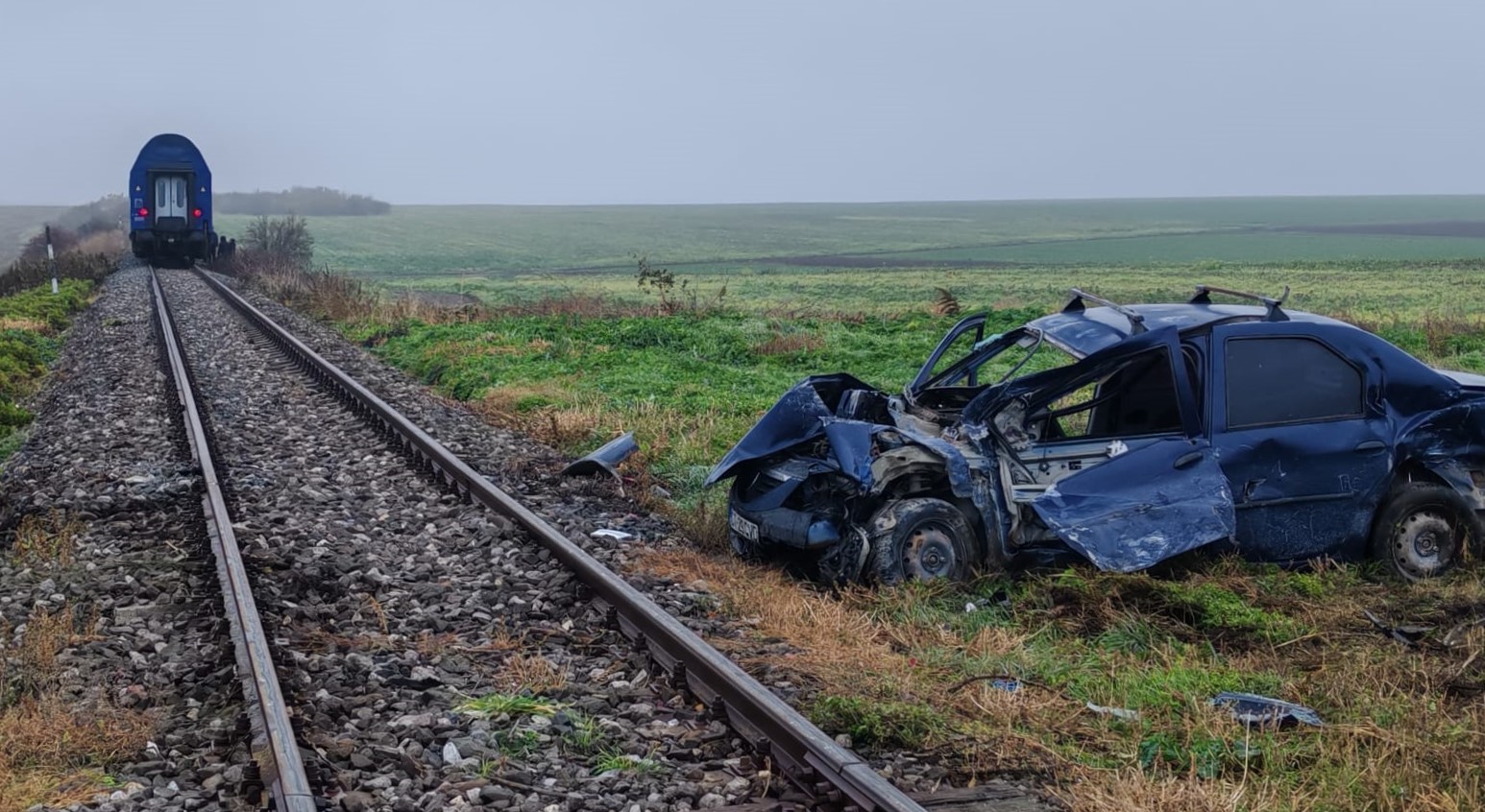 FOTO | Accident feroviar la Târgușor. O mașină a fost lovită de tren și proiectată pe câmp