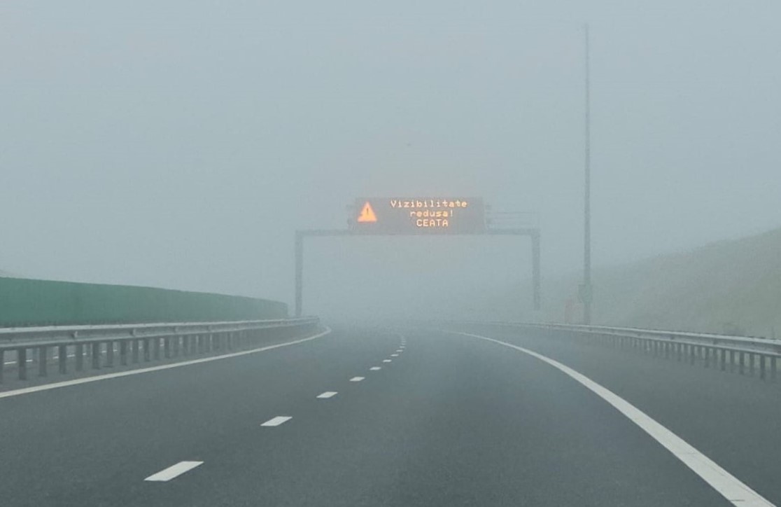 Trafic rutier în condiții de ceață și carosabil ud sau alunecos, pe mai multe șosele din țară