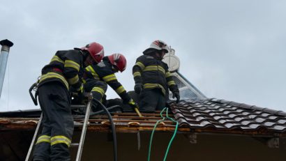 TULCEA: Acoperișul unei case din Beștepe, cuprins de flăcări