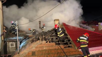 TULCEA: Incendiu la acoperișul unei case, cu pericol de extindere la alte gospodării