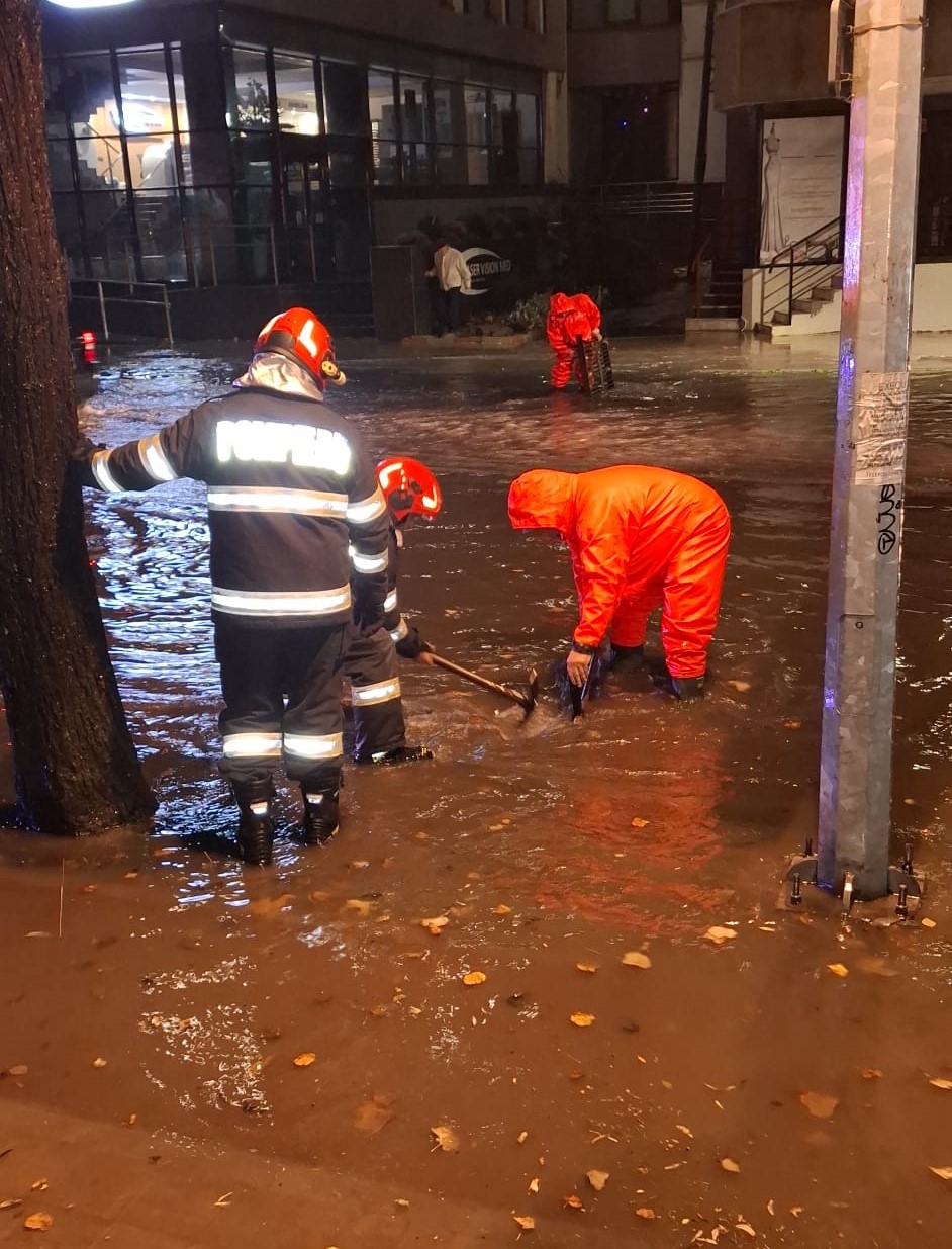 CONSTANȚA: Străzi inundate și autobuze deviate, din cauza ploii torențiale