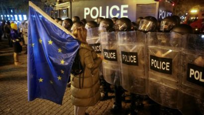 GEORGIA: Mii de manifestanţi proeuropeni au blocat centrul capitalei Tbilisi. Peste 100 au fost arestați