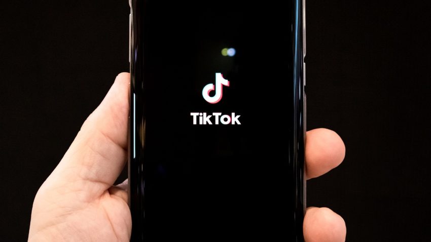 TikTok își repornește aplicația în SUA și îi mulțumește lui Trump