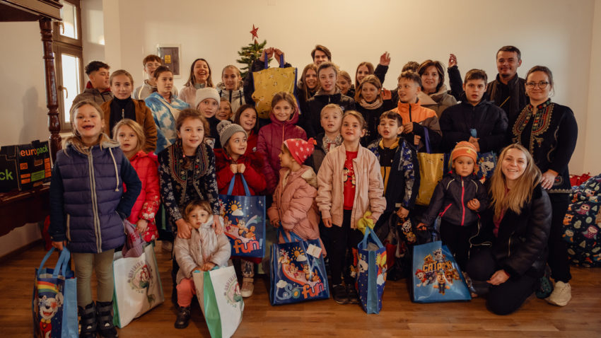 TULCEA: Elfii lui Moș Crăciun au ajuns și la copiii din Chilia Veche