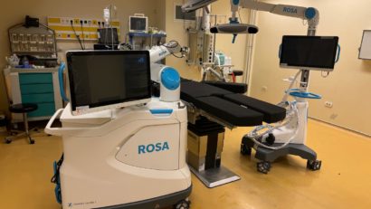 CONSTANȚA: Tratamentele chirurgicale și protezele, inclusiv cele implantate cu ajutorul sistemului Rosa, sunt gratuite pentru pacienții asiguraţi