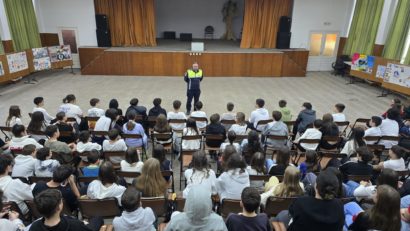 CONSTANȚA: Polițiștii au vorbit cu elevii despre pericolul folosirii ilegale a articolelor pirotehnice