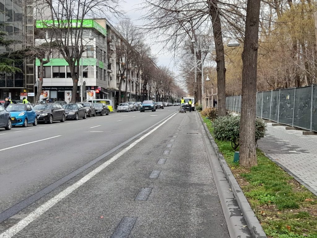 masini parcate Constanta - foto - Banci