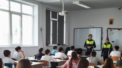 CONSTANȚA: Elevii au fost informați despre riscurile utilizării ilegale a obiectelor pirotehnice