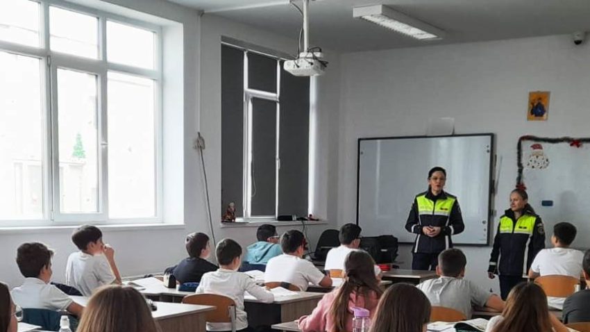 CONSTANȚA: Elevii au fost informați despre riscurile utilizării ilegale a obiectelor pirotehnice