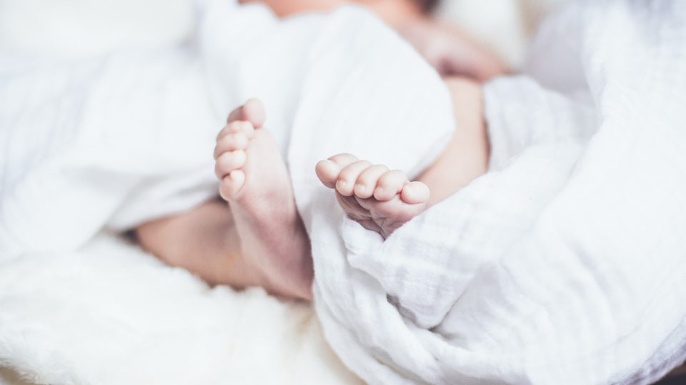 Sporul natural al populației s-a menținut negativ în iulie; numărul nașterilor a scăzut cu 4,2%