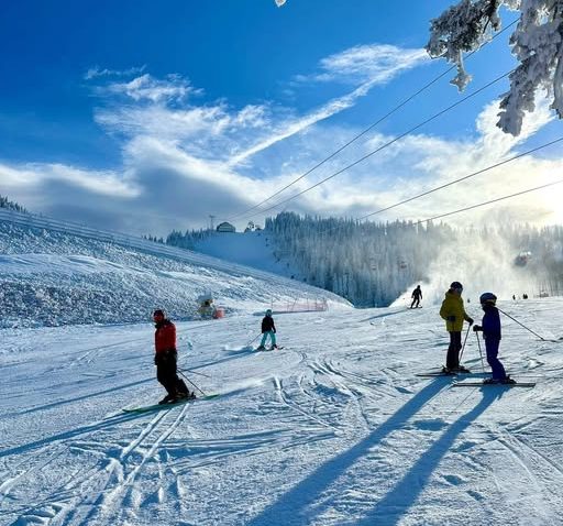Sezonul de schi s-ar putea deschide săptămâna viitoare în Poiana Brașov
