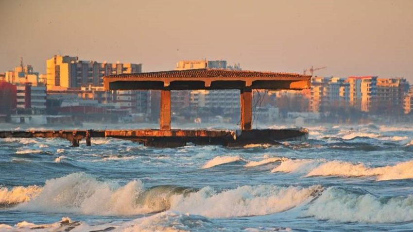 AUDIO | Pasarela Regală din Mamaia, monument istoric din perioada interbelică îngropat acum în nisip, ar putea trece în administrarea Ministerului Culturii