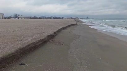Plaja din Mamaia, afectată din nou de „cliffing”, un fenomen natural specific sezonului rece