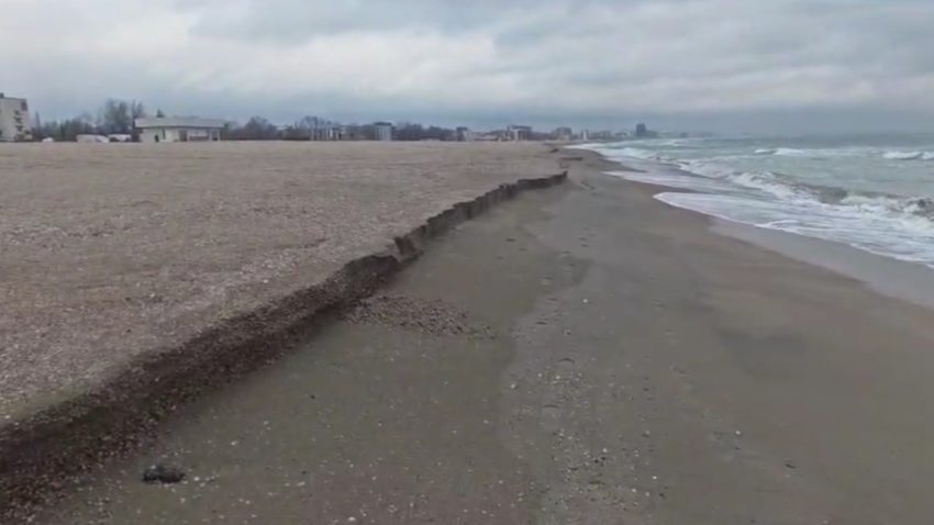 Plaja din Mamaia, afectată din nou de „cliffing”, un fenomen natural specific sezonului rece