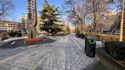CONSTANȚA: Mobiler urban nou. Se montează bănci și coșuri de gunoi în mai multe zone ale orașului