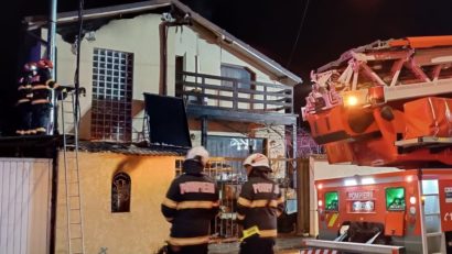 (VIDEO) TULCEA: Incendiu violent, cu pericol de propagare, la o locuință din municipiu