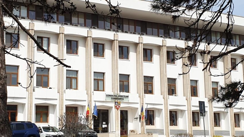 CJC intenționează să achiziționeze servicii juridice de asistență în dosarul în care 14 funcționari publici din aparatul de specialitate al instituției au solicitat instanței suspendarea hotărârii privind aprobarea organigramei, statului de funcții și Regulamentului de Funcționare și Organizare