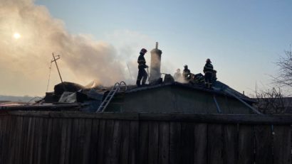 Județul TULCEA: O persoană a suferit arsuri în urma unui incendiu izbucnit la o casă din localitatea Isaccea. Două camere și podul locuinței au fost distruse de foc
