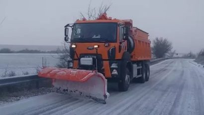 Se circulă în condiții de iarnă pe toate drumurile din județul Constanța, aflat sub COD GALBEN de ninsori